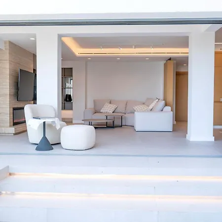 Deluxe Seafront - 2 Bed Апартаменты Лимасол