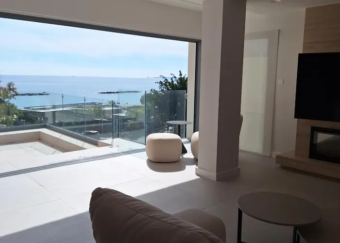 Deluxe Seafront - 2 Bed *