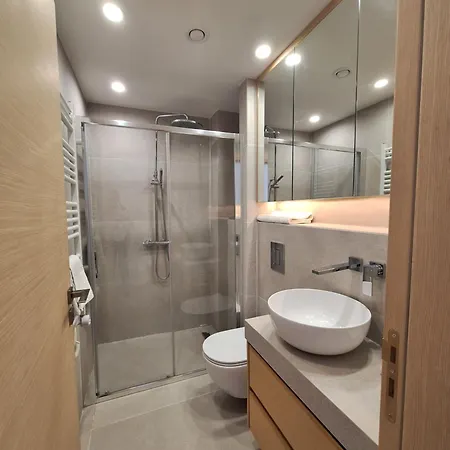 Deluxe Seafront - 2 Bed Limasol